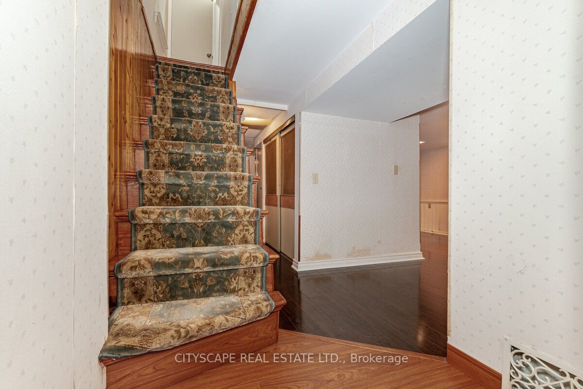 11 West St E