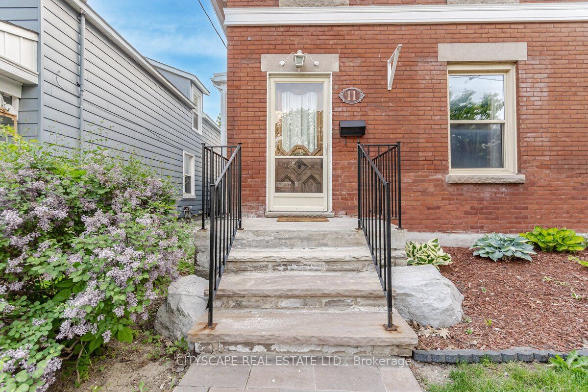 11 West St E
