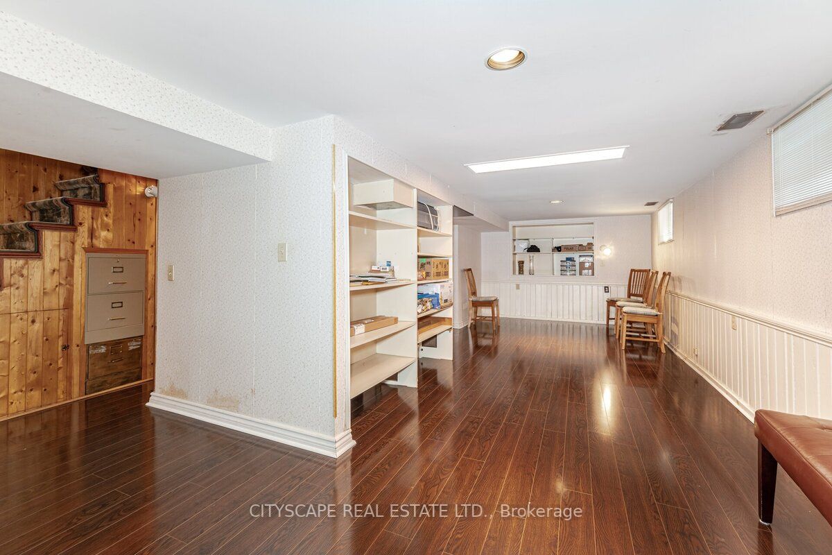 11 West St E