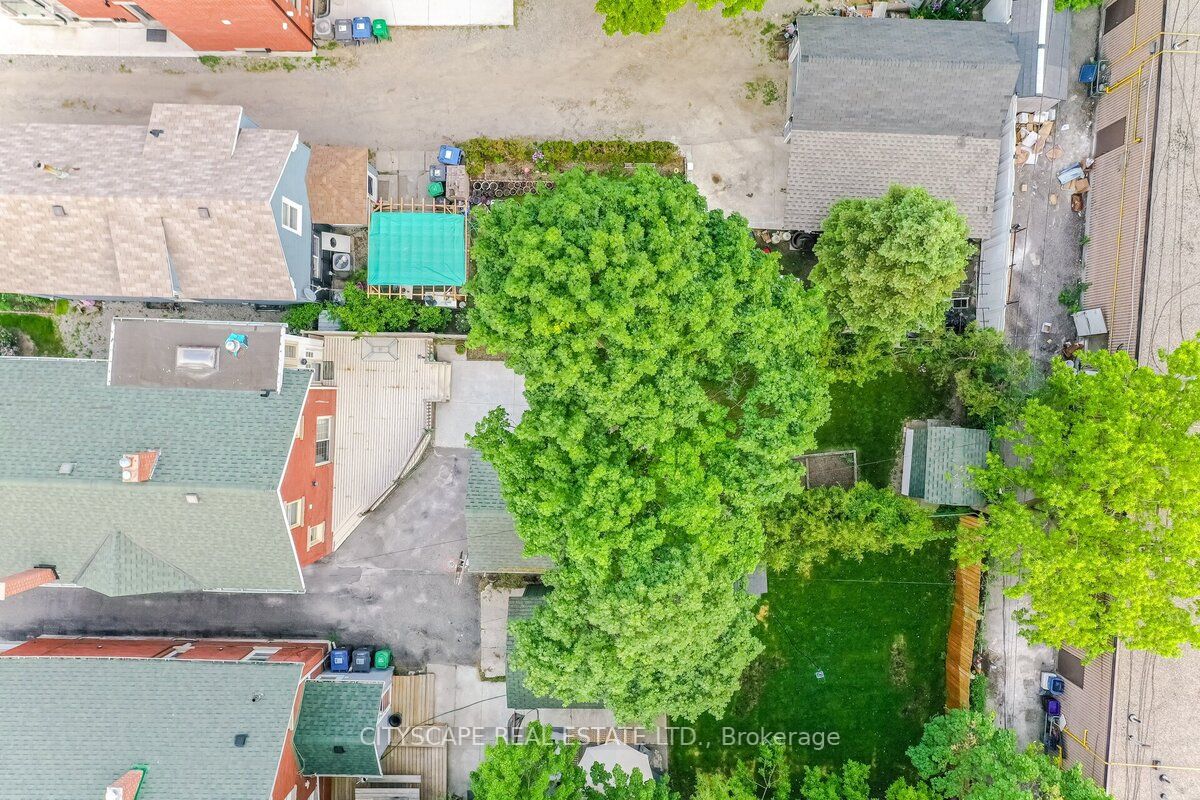 11 West St E