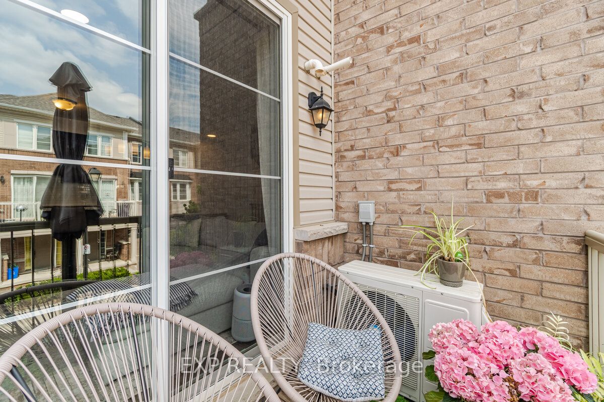 165 Hampshire Way S, #108