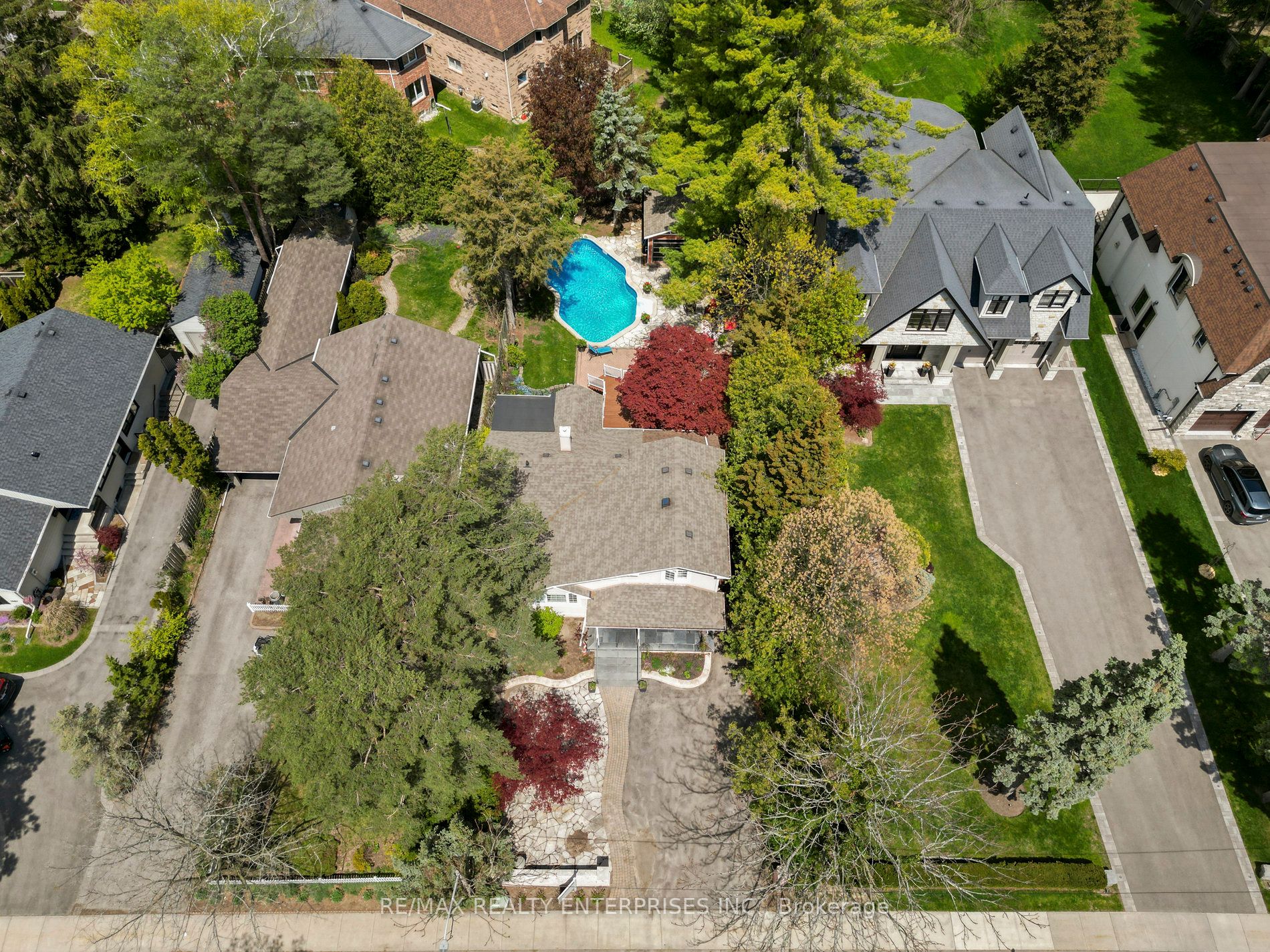 1061 Lorne Park Rd