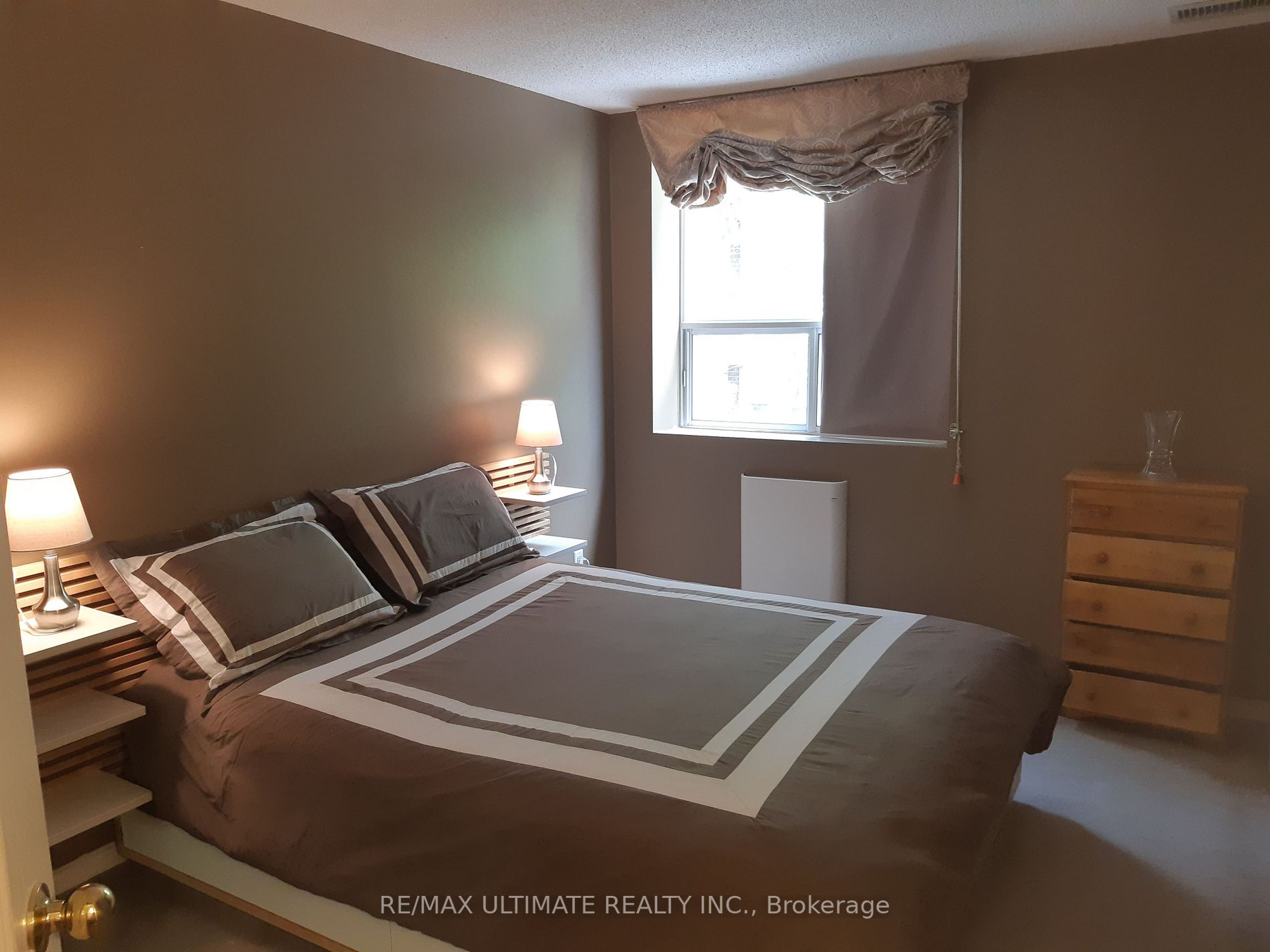 4198 Dundas St W, #210