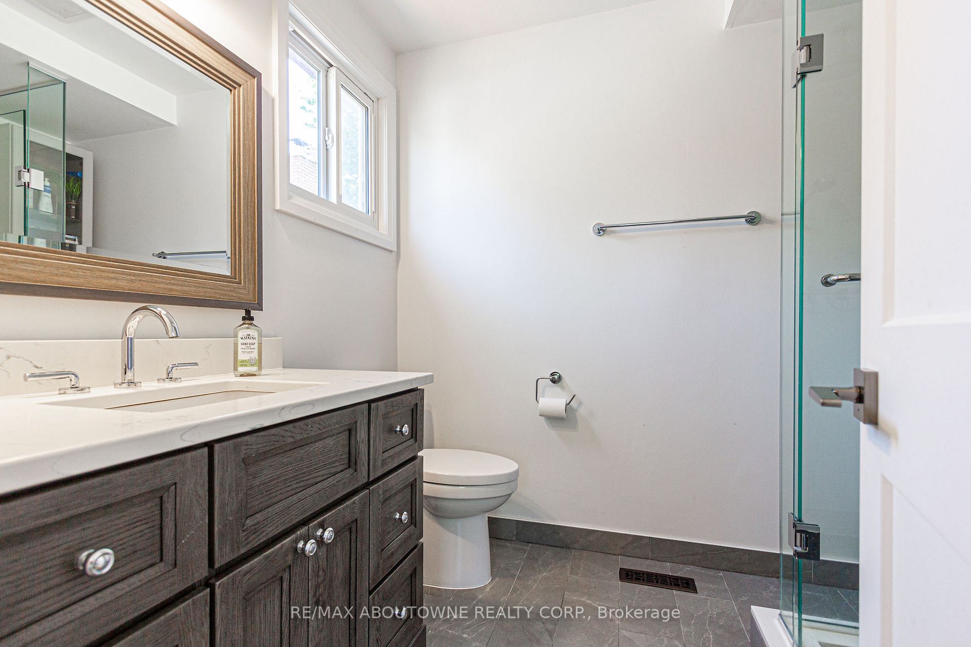 404 Bronte Rd