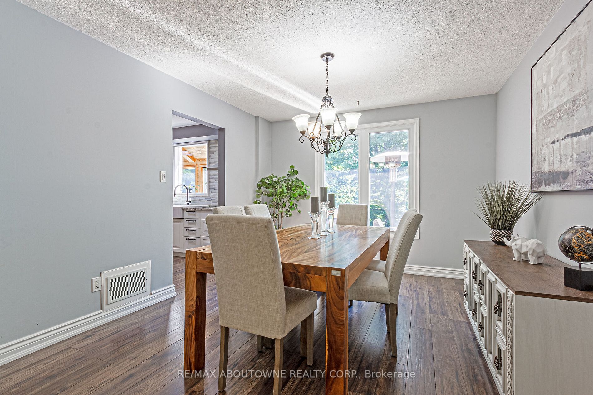 404 Bronte Rd