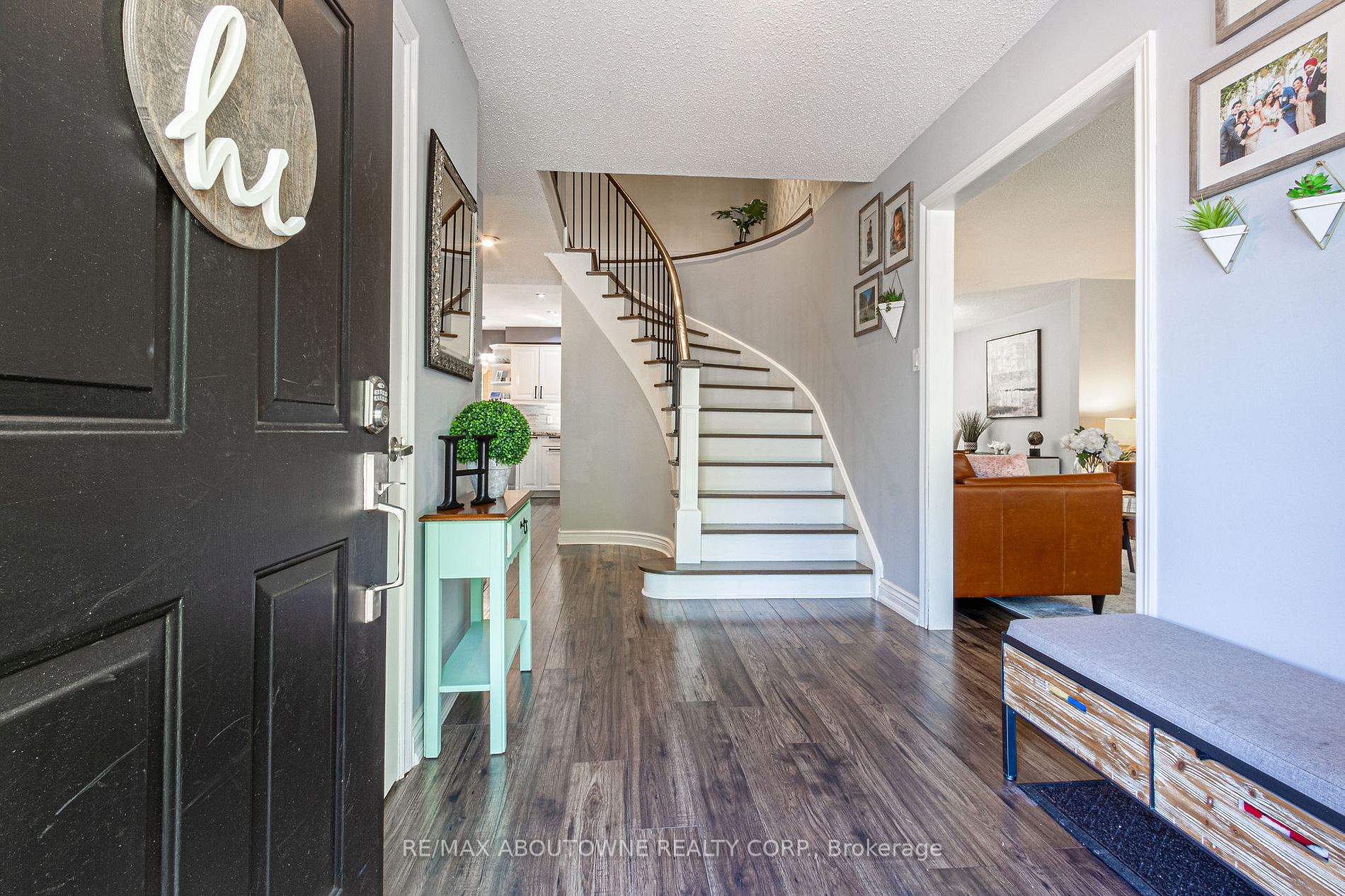 404 Bronte Rd