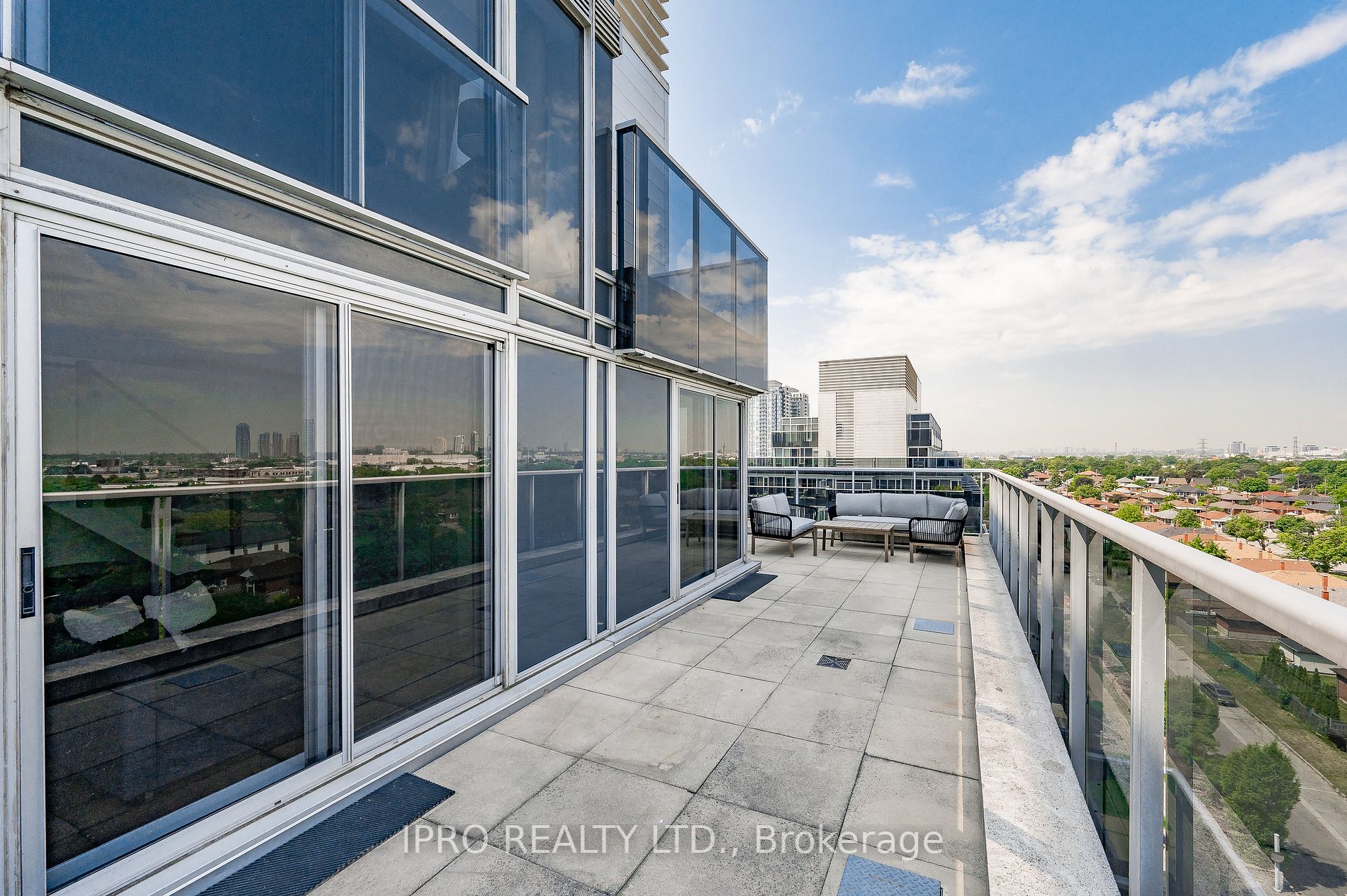 1040 The Queensway Ave, #901