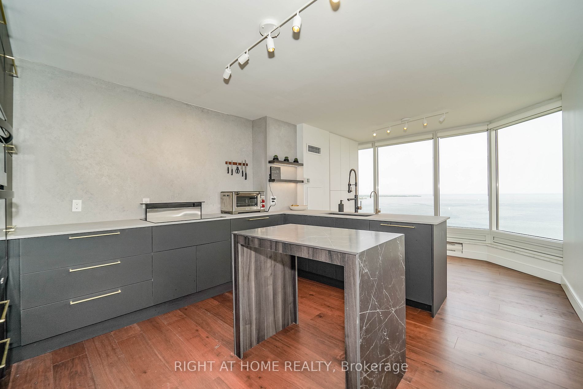 1 Palace Pier Crt, #3906