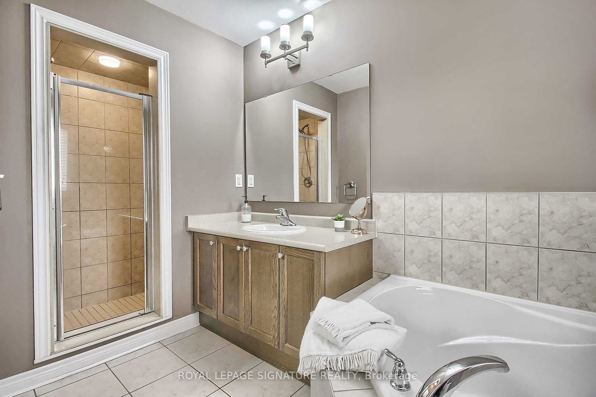 2421 Grand Oak Tr