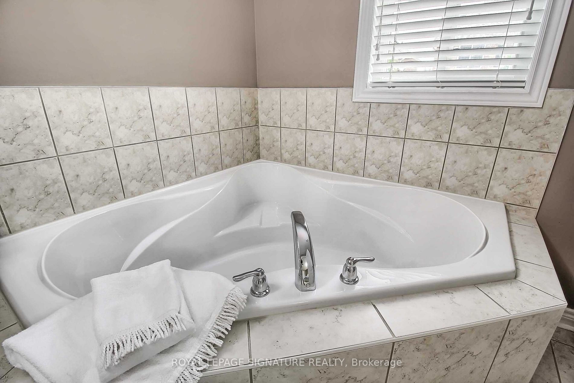 2421 Grand Oak Tr