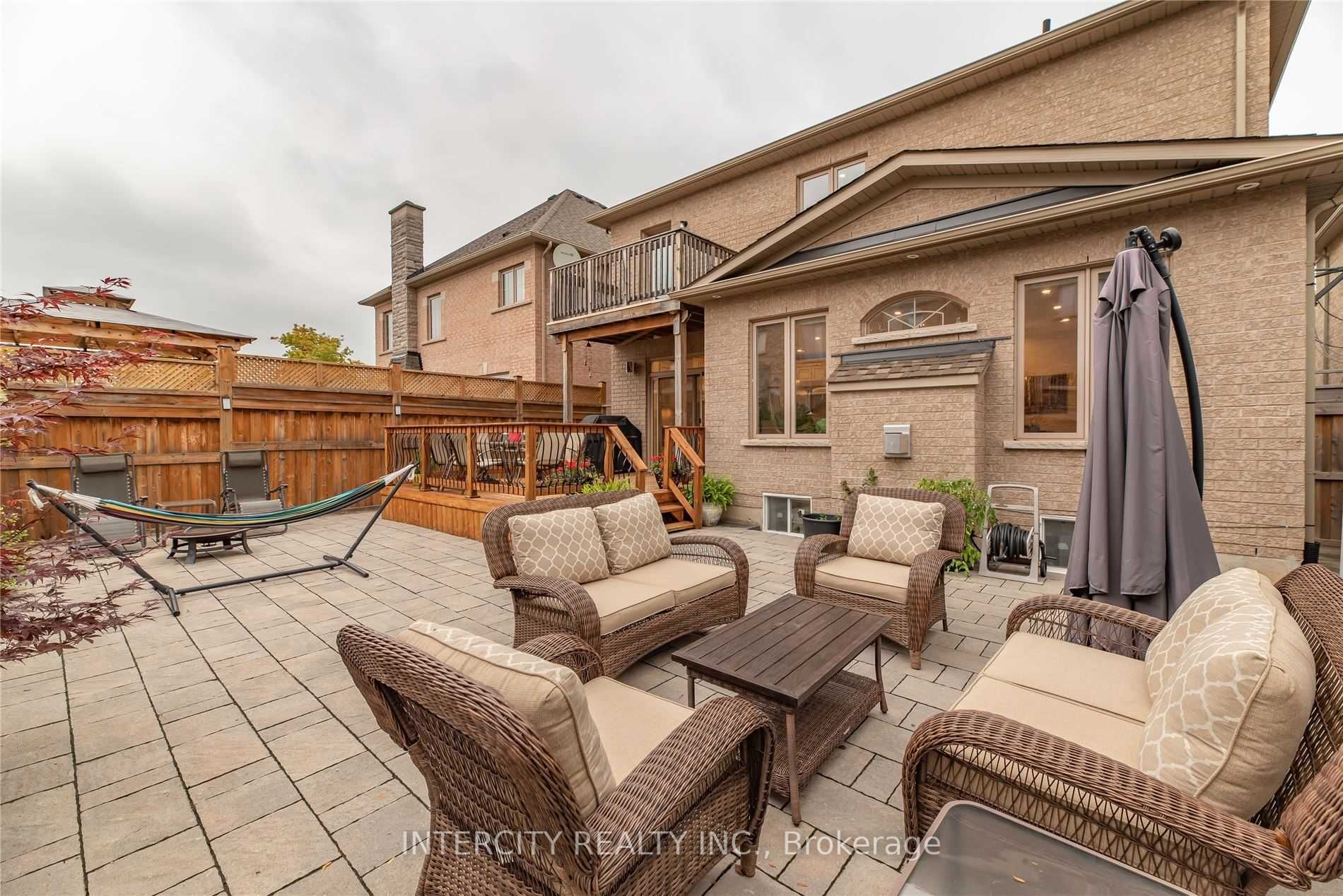4 Ingleborough Dr