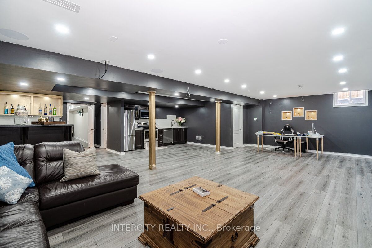 4 Ingleborough Dr