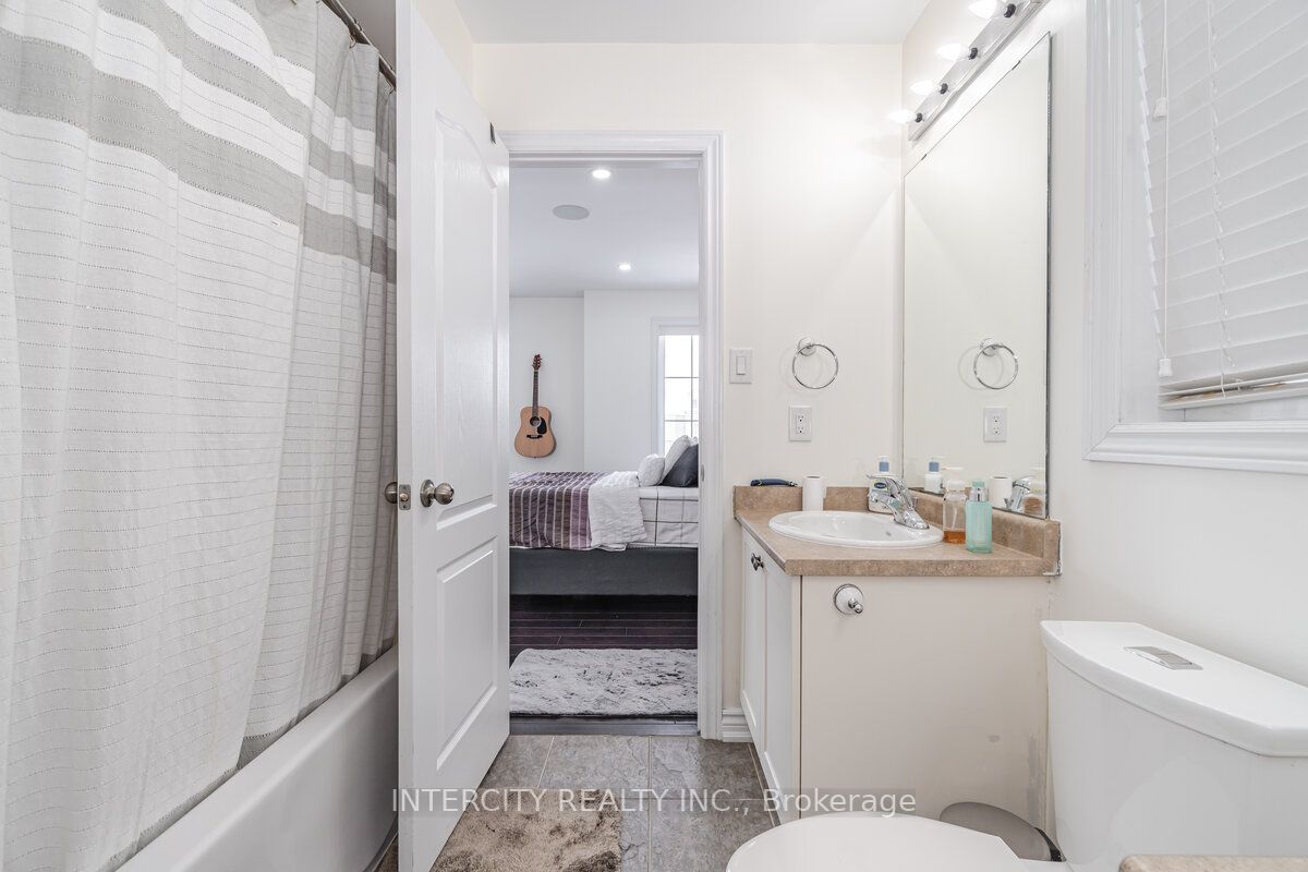 4 Ingleborough Dr