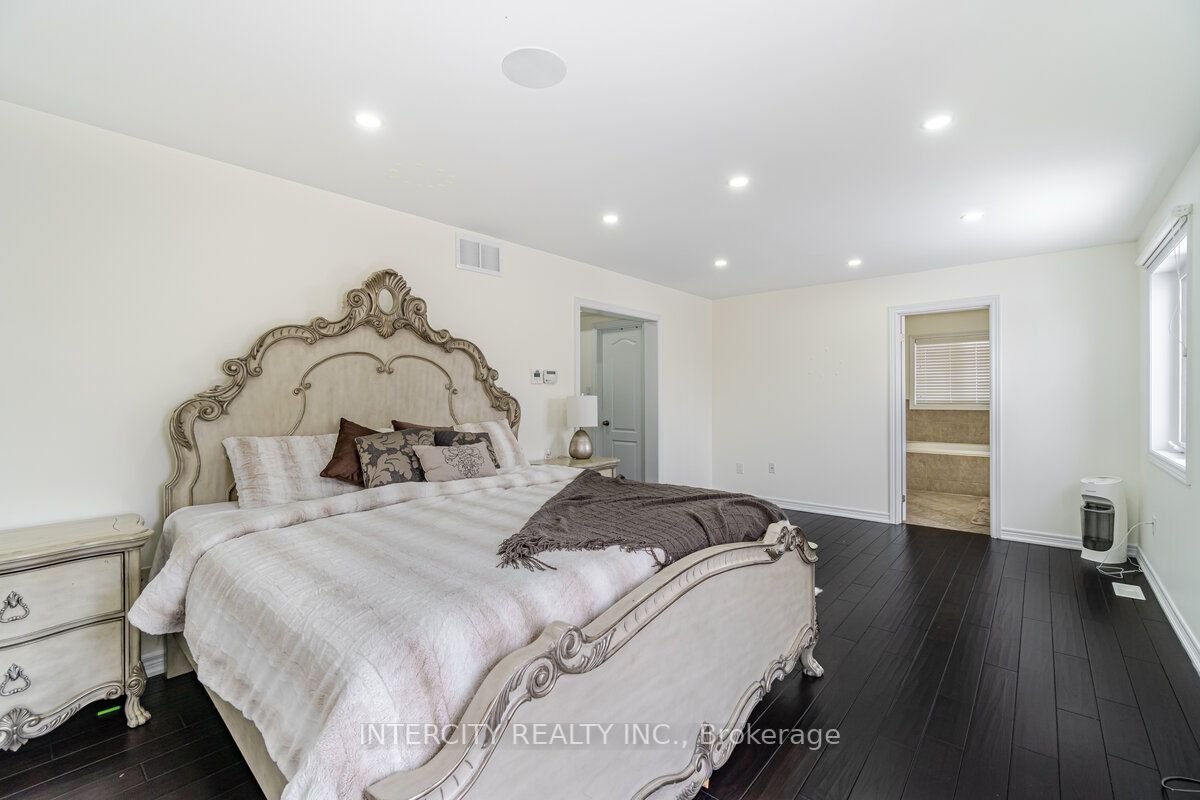 4 Ingleborough Dr