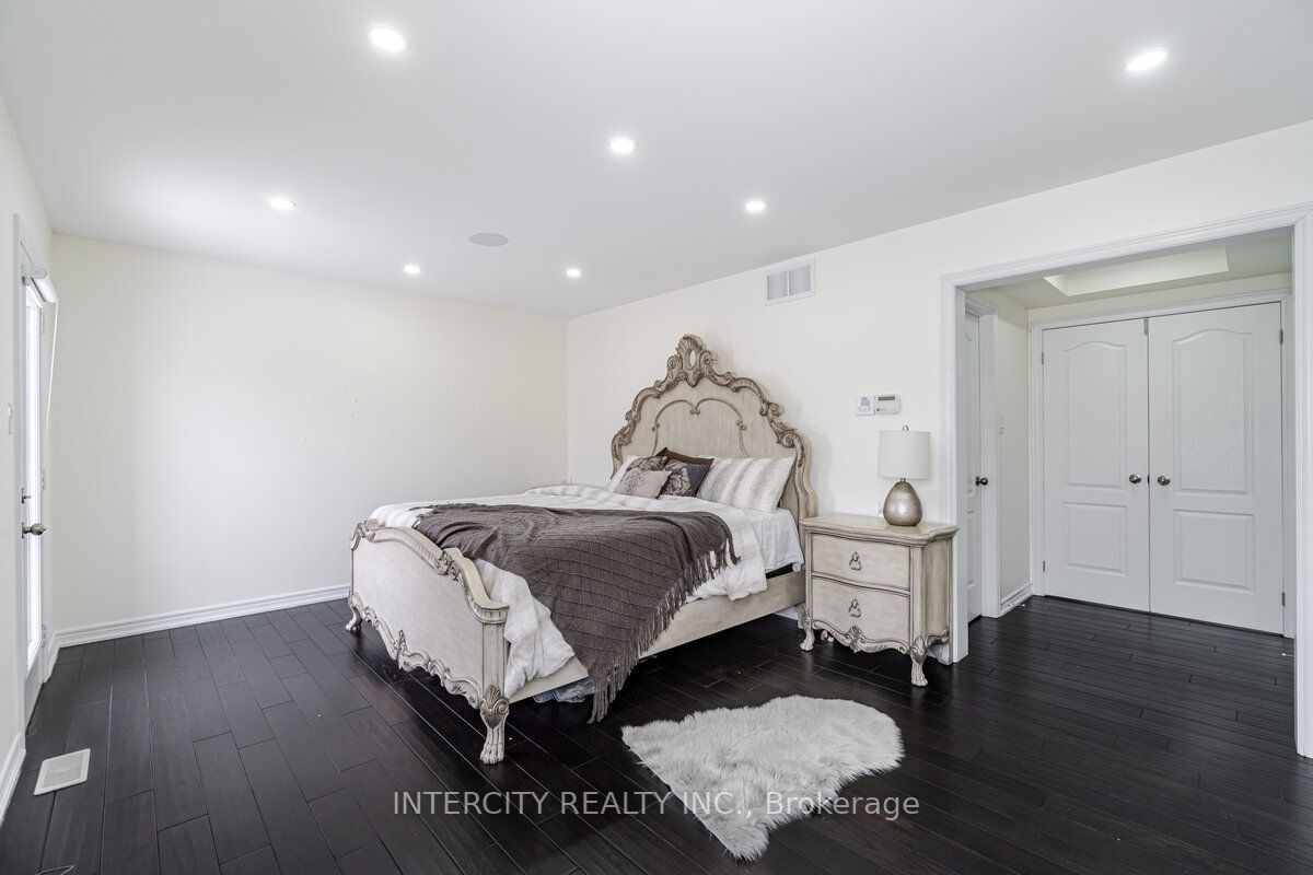 4 Ingleborough Dr