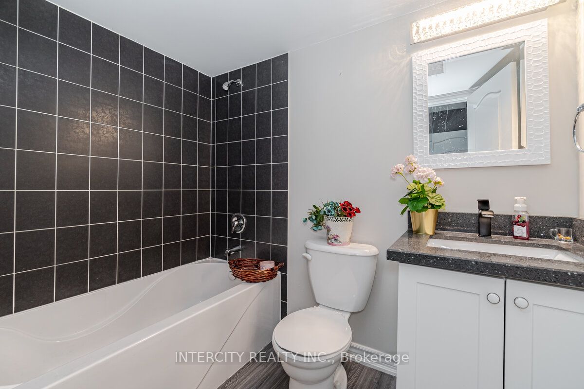 4 Ingleborough Dr