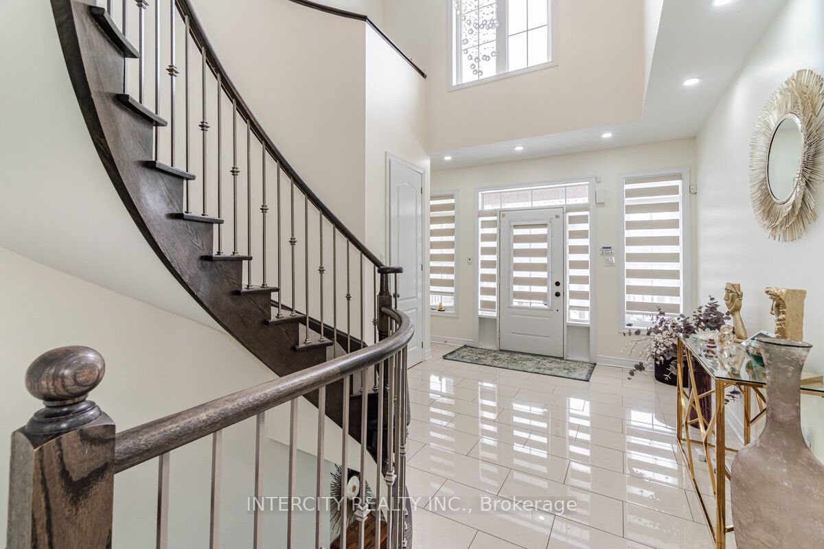 4 Ingleborough Dr