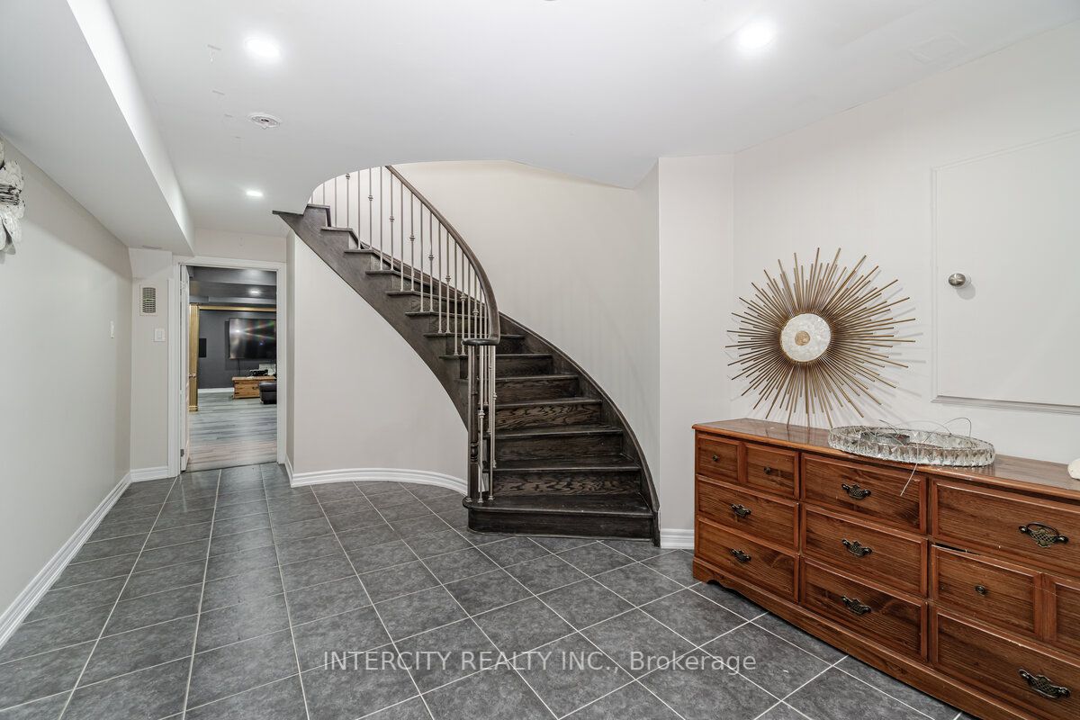 4 Ingleborough Dr