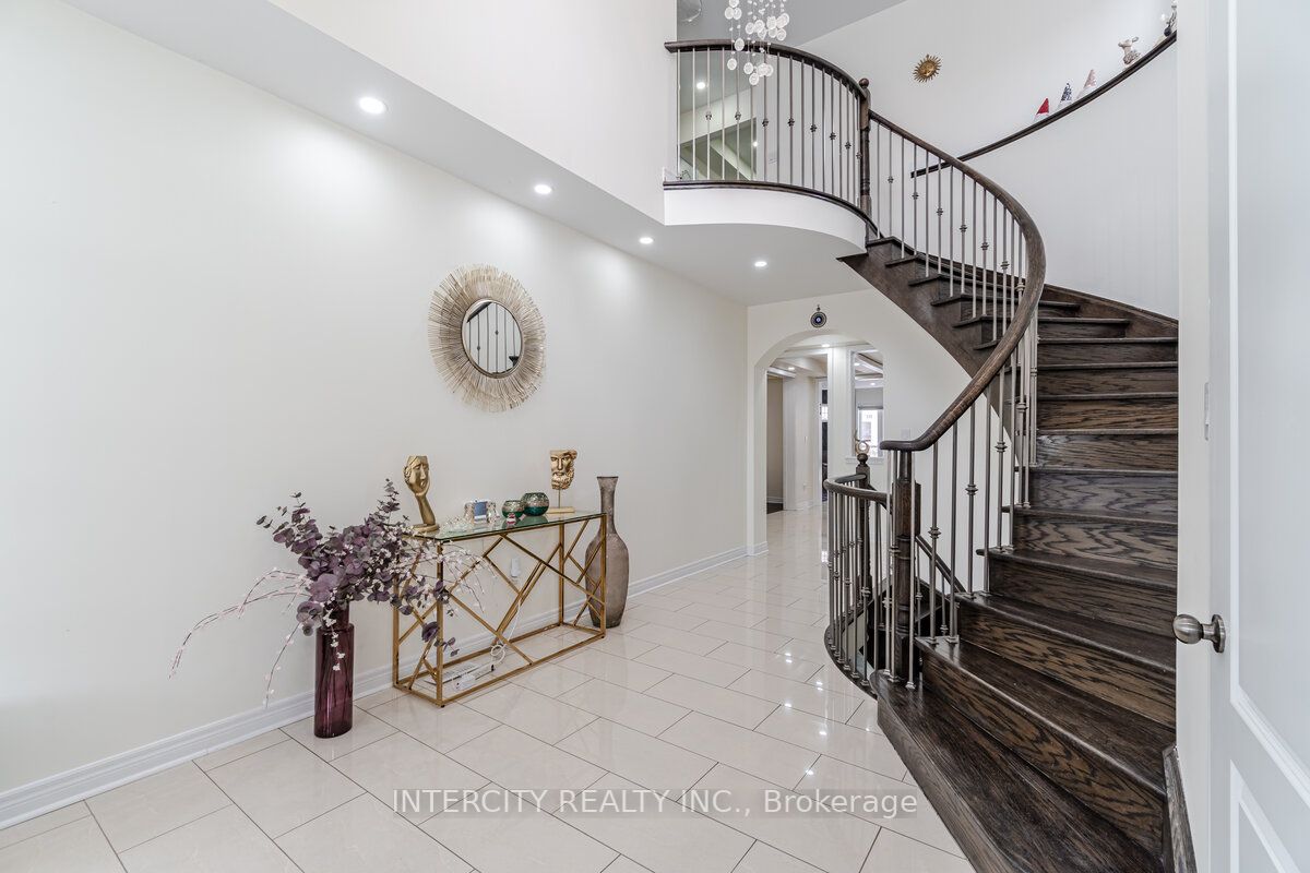 4 Ingleborough Dr