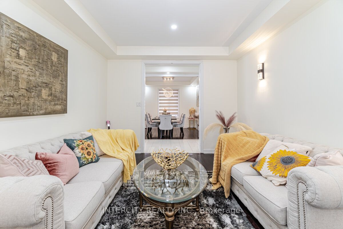 4 Ingleborough Dr