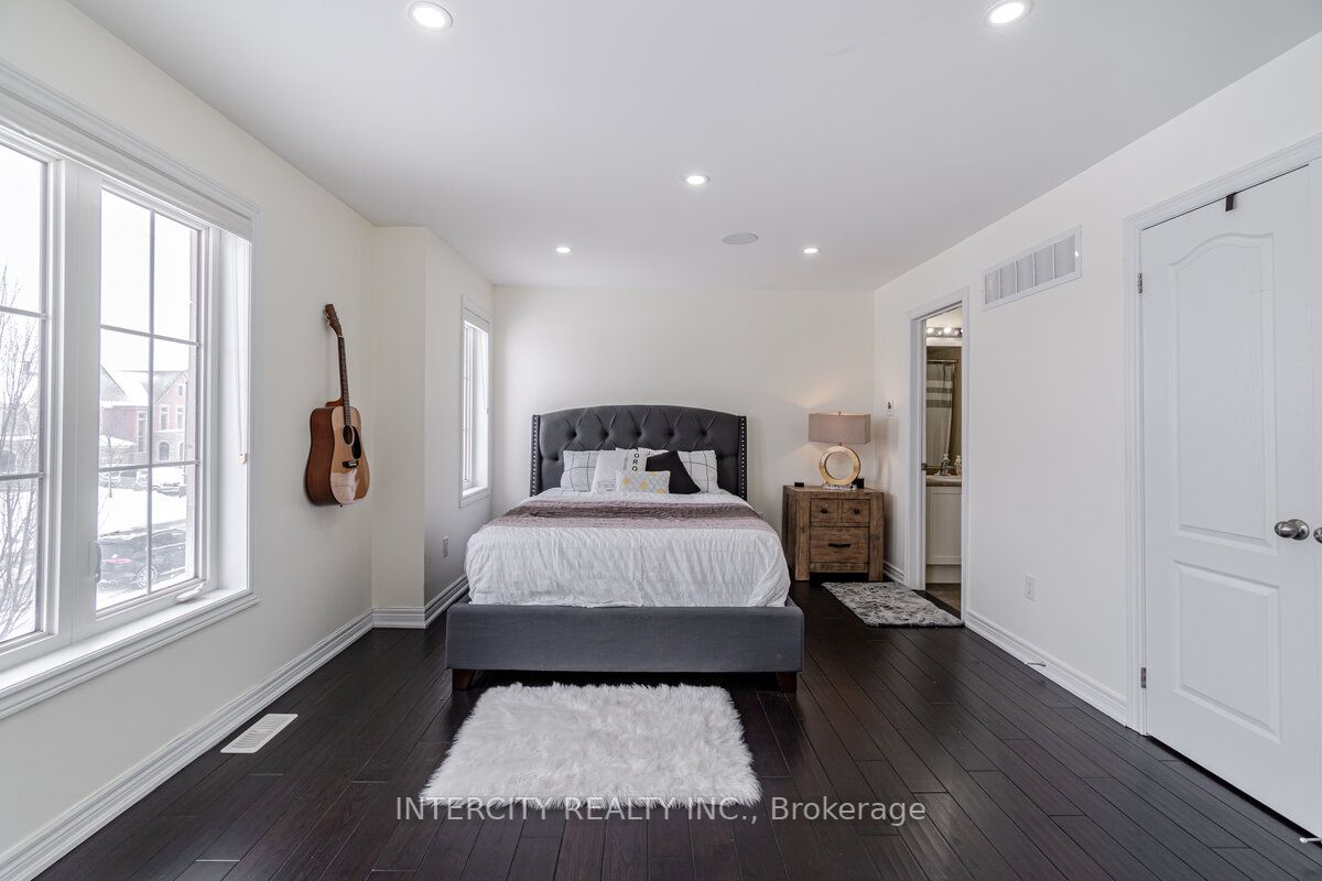 4 Ingleborough Dr
