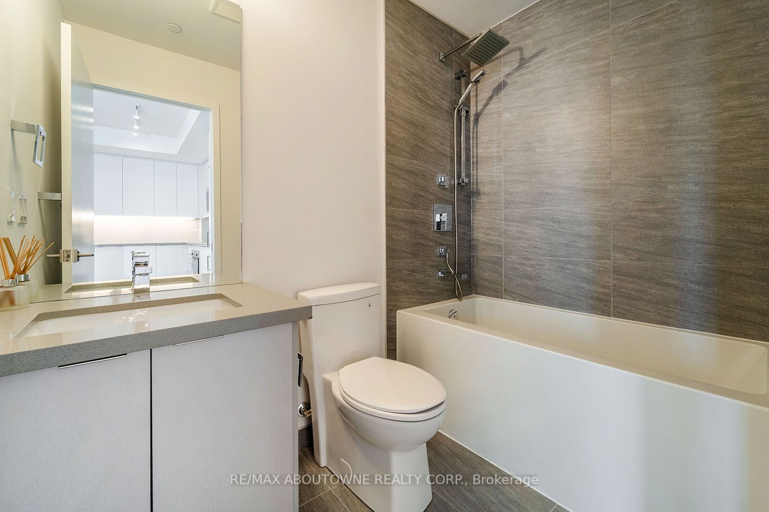 297 Oak Walk Dr, #808