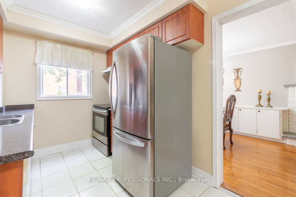 70 Dutch Cres