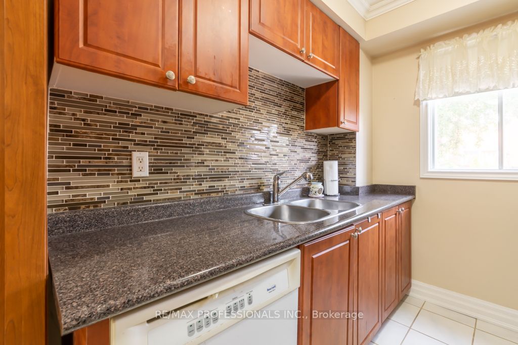 70 Dutch Cres
