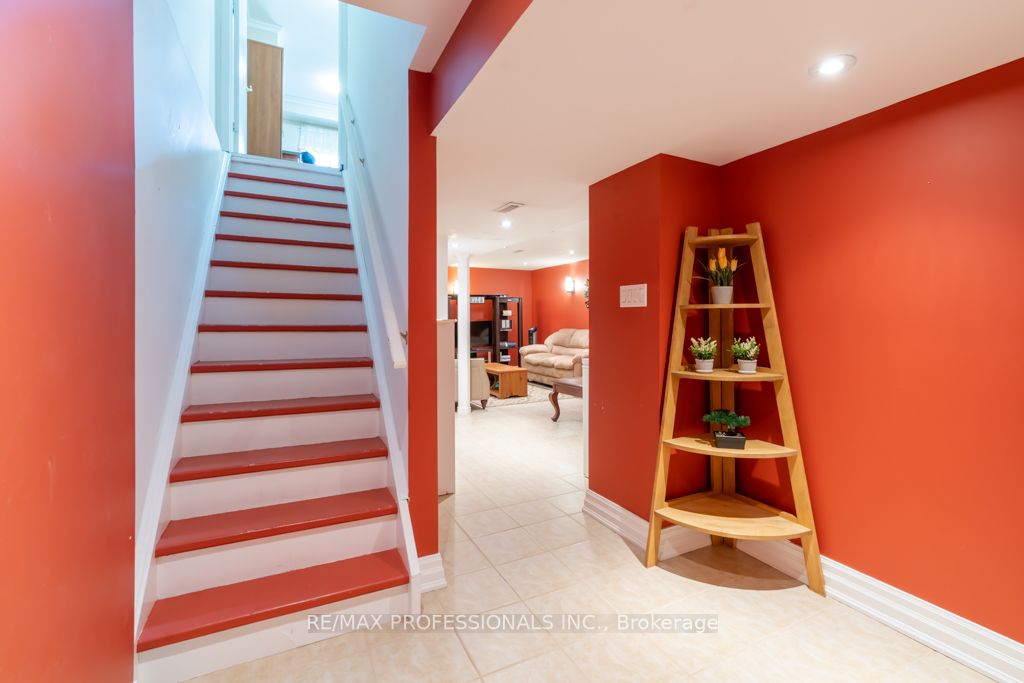 70 Dutch Cres