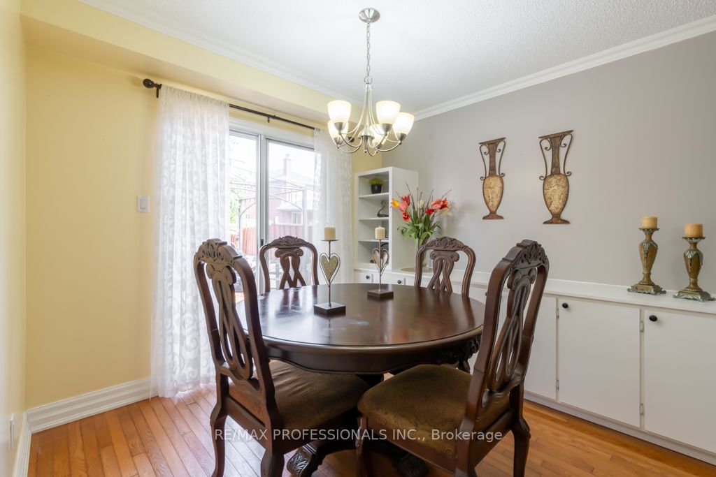 70 Dutch Cres