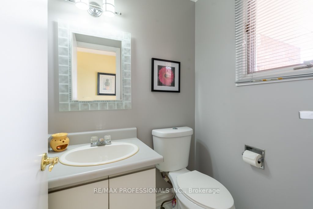 70 Dutch Cres