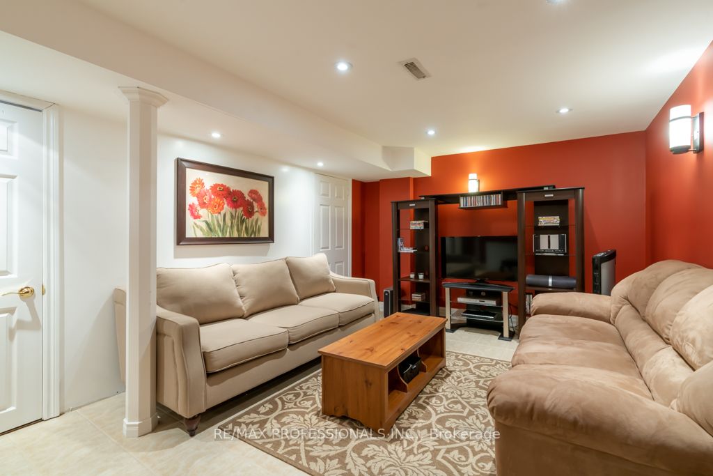 70 Dutch Cres