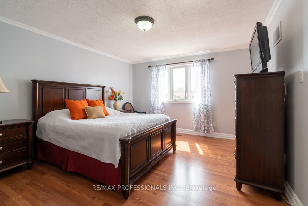 70 Dutch Cres