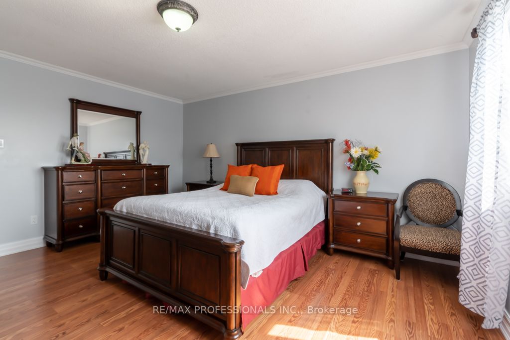70 Dutch Cres