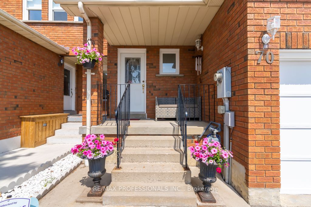 70 Dutch Cres