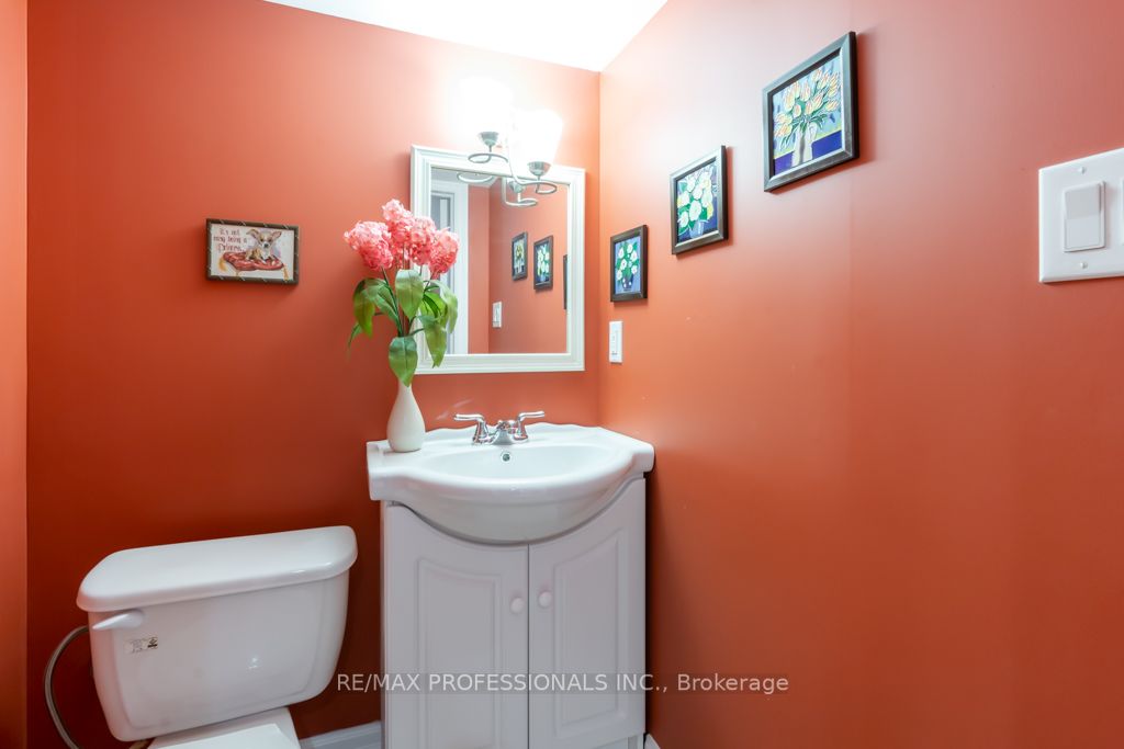 70 Dutch Cres