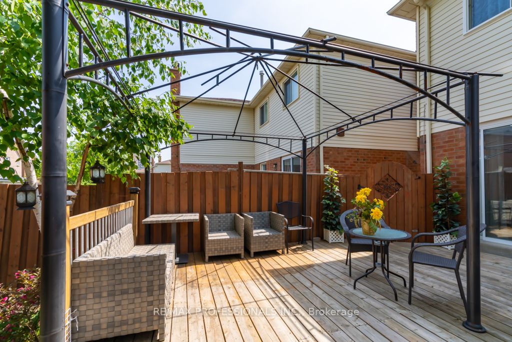 70 Dutch Cres
