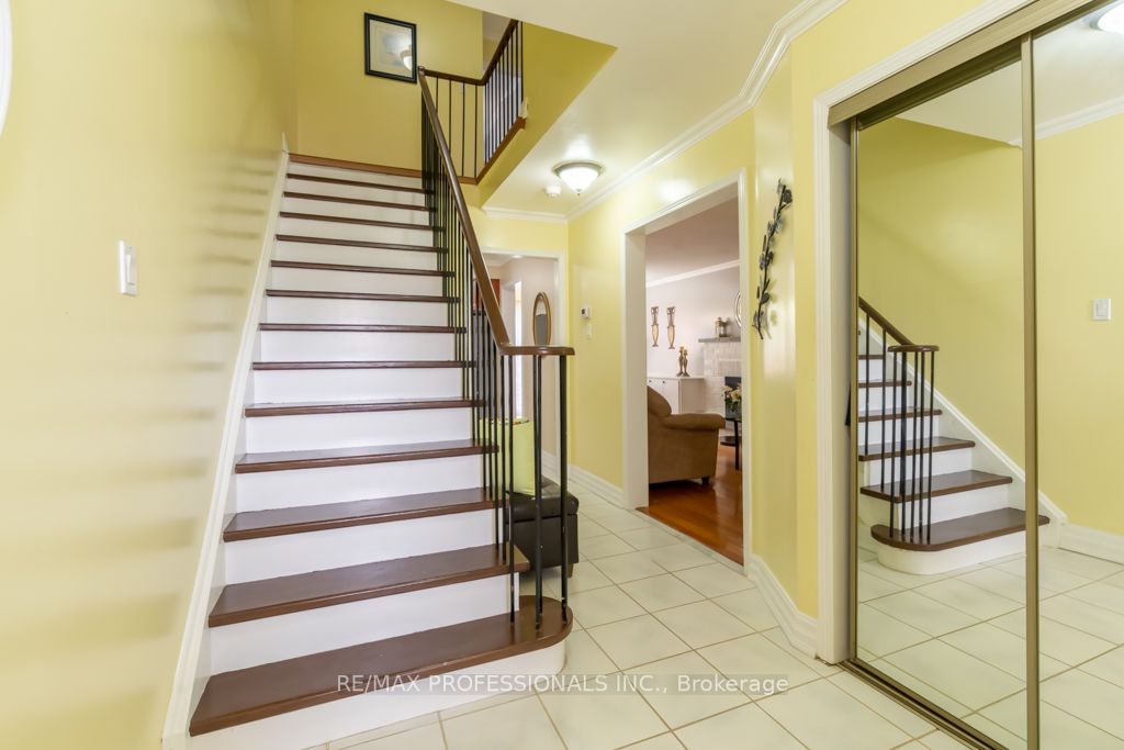 70 Dutch Cres