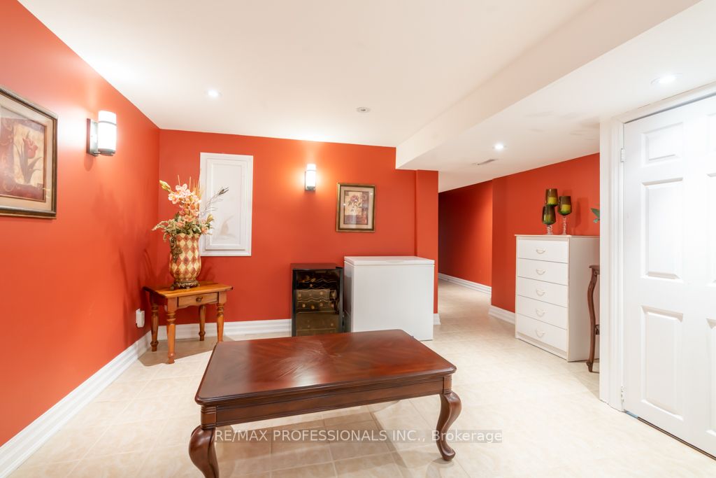 70 Dutch Cres