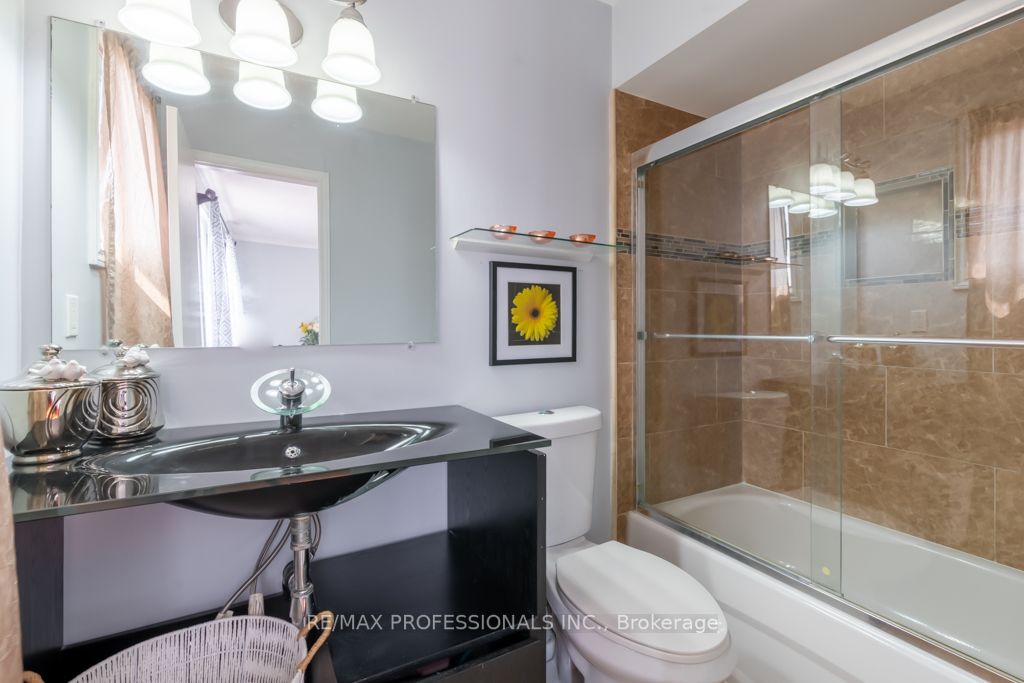 70 Dutch Cres