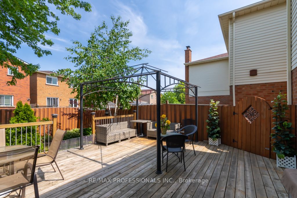 70 Dutch Cres