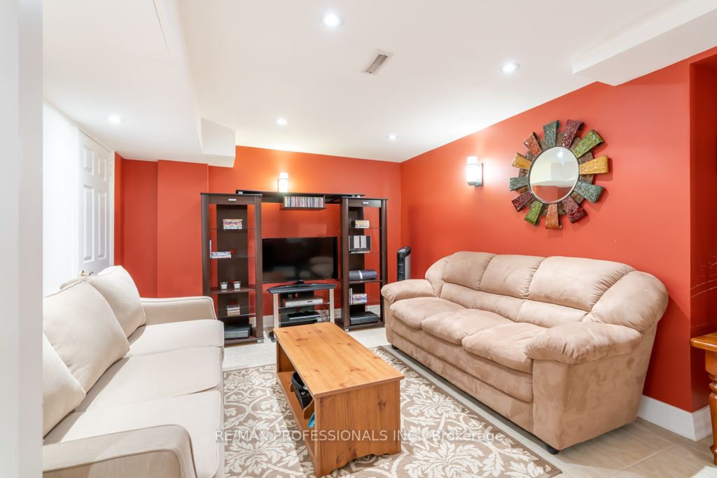 70 Dutch Cres