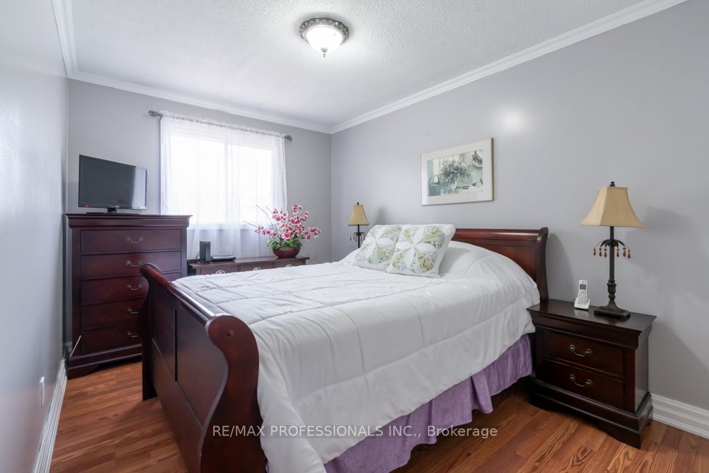 70 Dutch Cres