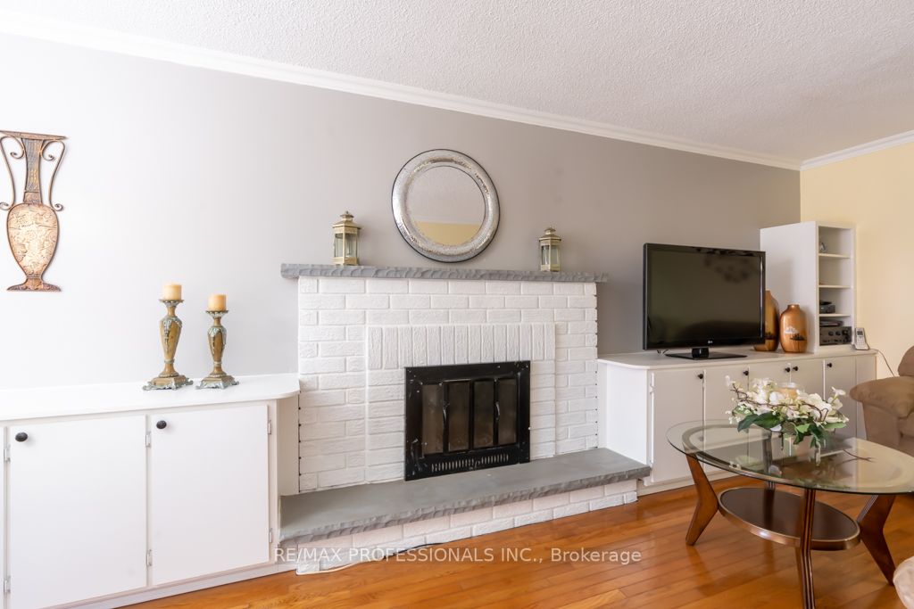70 Dutch Cres