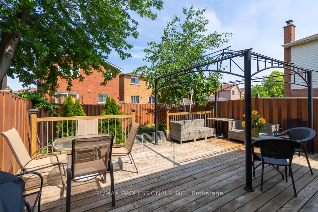 70 Dutch Cres