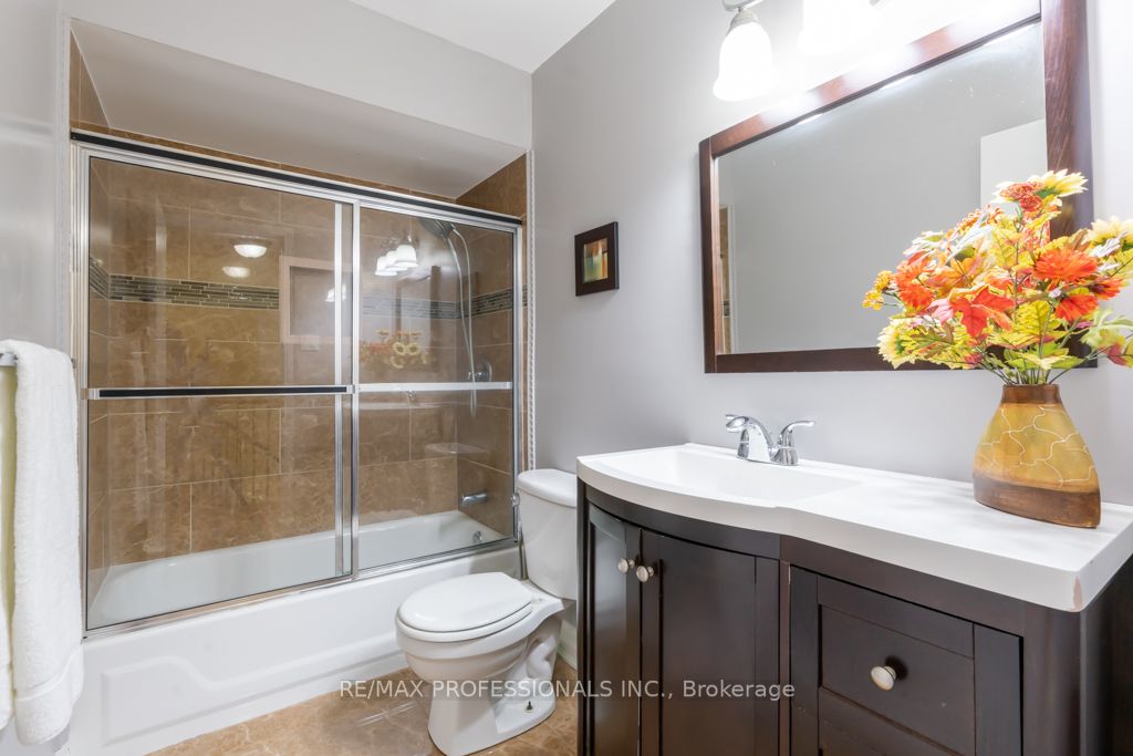 70 Dutch Cres