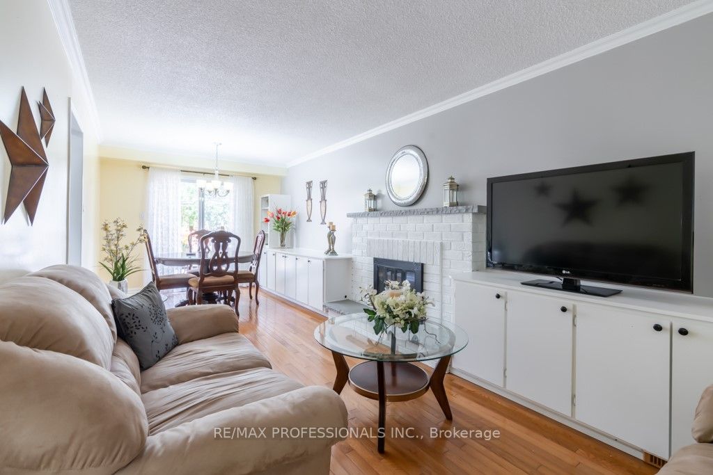 70 Dutch Cres