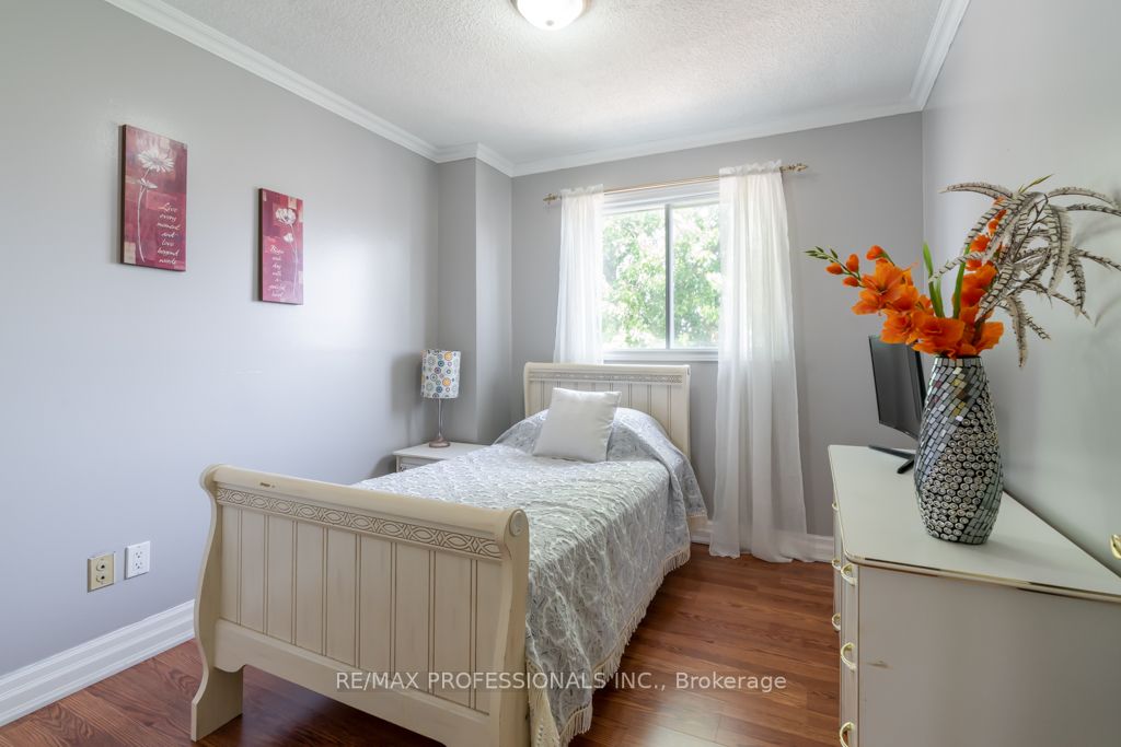 70 Dutch Cres