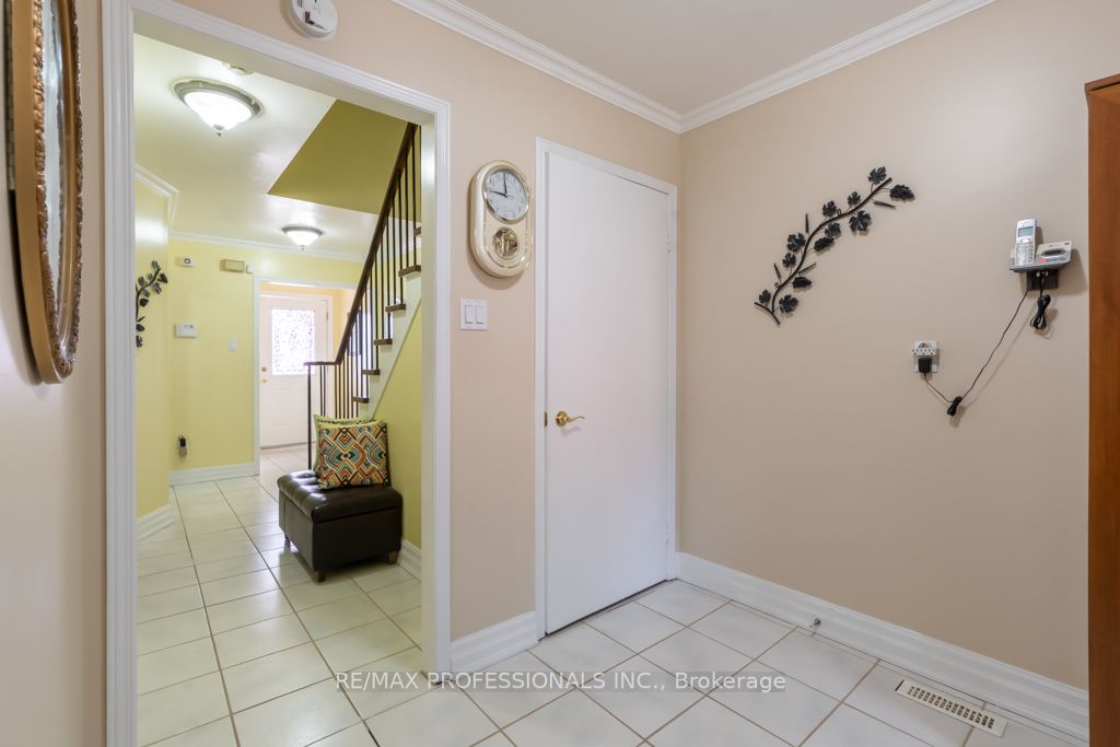 70 Dutch Cres