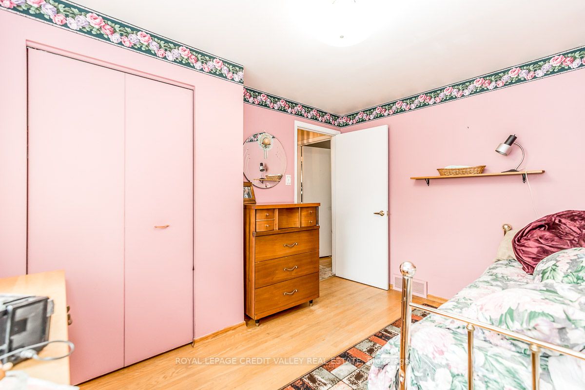 33 Roberts Cres